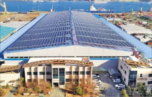 에스와이가 시공하고 3월부터 상업 가동을 시작한 부산항만 물류센터 지붕태양광.  