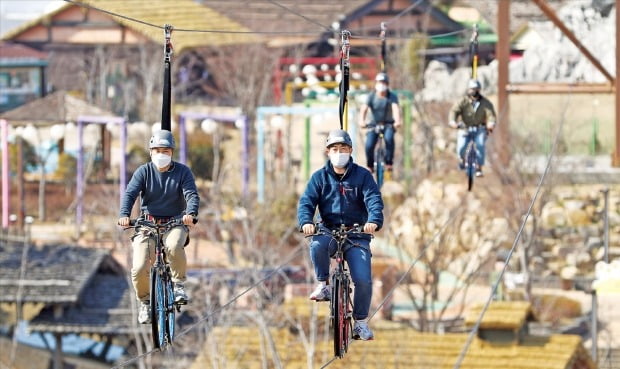 [포토] 공중 자전거, 봄을 달리다