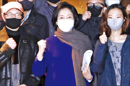 박영선 더불어민주당 서울시장 후보(가운데)가 지난 13일 홍익대 인근 라이브클럽에서 간담회 후 기념 촬영을 하고 있다.  국회사진기자단 