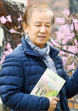 소설가 김홍신 "앞만 보고 달려온 한국인, 한눈도 팔며 살아봐야죠"