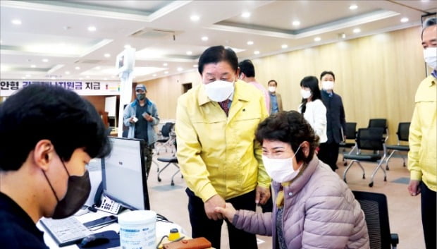 [포토] ‘함안형 재난지원급’ 지급 시작 