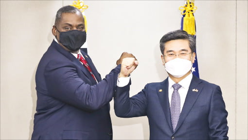 서욱 국방부 장관(오른쪽)과 로이드 오스틴 미국 국방장관이 17일 서울 용산 국방부 청사에서 한·미 국방장관 회담에 앞서 기념촬영하고 있다.  사진공동취재단 