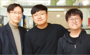 박철민 UNIST 화학과 교수(왼쪽부터), 이양하 연구원, 유은수 연구원.  /UNIST 제공 