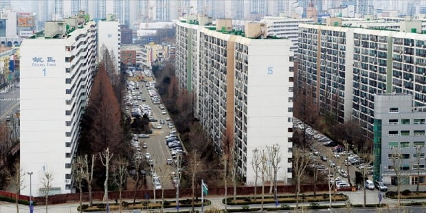 부동산 공시가격 현실화율과 공정시장가액비율이 상향되면서 내년 집값이 떨어져도 일부에선 보유세 부담이 증가하는 것으로 나타났다. 사진은 집값이 8000만원 떨어져도 보유세가 100만원 넘게 오를 것으로 예상되는 서울 대치동 은마아파트.    /한경DB 