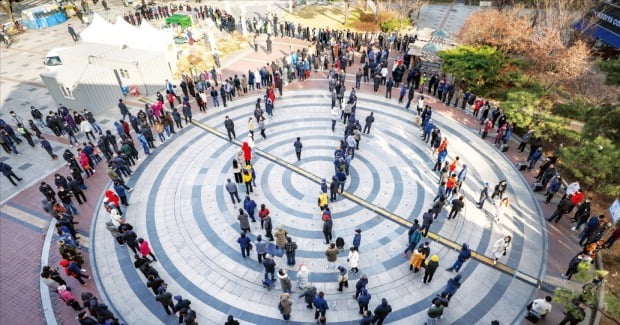 서울 구로역 앞에 설치된 선별진료소에 코로나19 검사를 받으려는 외국인들이 길게 줄을 서 있다. /뉴스1 