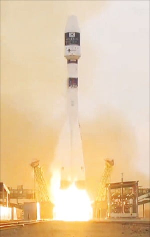 ‘차세대중형위성 1호’를 실은 러시아 소유스 2.1a 발사체가 22일 카자흐스탄 바이코누르 우주센터에서 발사되고 있다. 과학기술정보통신부 제공 