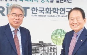 박종훈 울산화학네트워크포럼 대표(오른쪽)와 이동구 한국화학연구원 전문연구위원. 