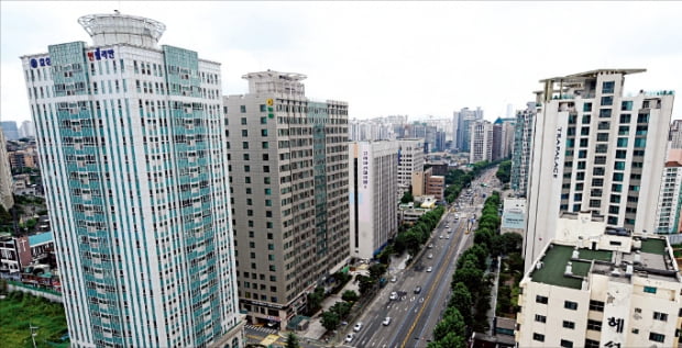 아파트 가격이 치솟으면서 대체재로 중대형 오피스텔을 찾는 수요가 늘고 있다. 서울 마포구의 오피스텔 밀집 지역.  한경DB 