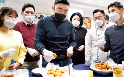 노브랜드버거, 대체육 너겟 품평회…"진짜 닭고기 같네"