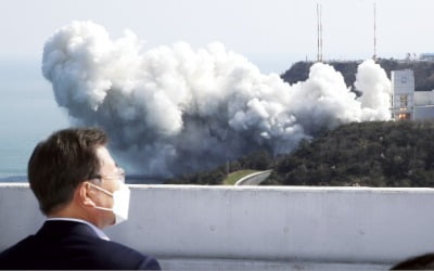 누리호 연소시험 참관한 문 대통령 " 7대 우주강국 도약"