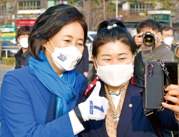 [포토] 4·7 재보선 선거운동 돌입…박영선·오세훈 모두 "찍어주세요" 