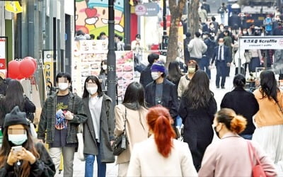 수출 5개월 늘고, 보복소비 폭발…경기회복, 고용만 남았다