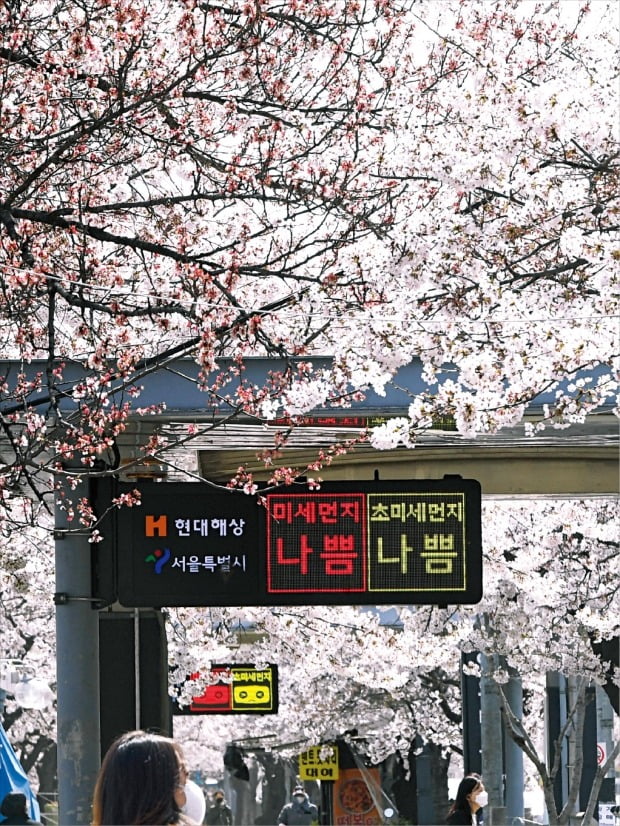 서울뿐 아니라 전국 대부분 지역이 종일 뿌옇고 탁한 하루였다. 서울지역에 황사 경보와 미세먼지 경보, 초미세먼지 주의보가 내려진 29일 오전 여의나루역 대기 전광판에 대기질 상태가 ‘나쁨’으로 표시돼 있다.  김범준 기자 bjk07@hankyung.com 