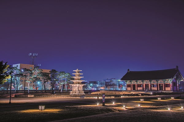 한국관광공사 야간관광 100선에 선정된 궁남지(위)와 정림사지(아래) 야경