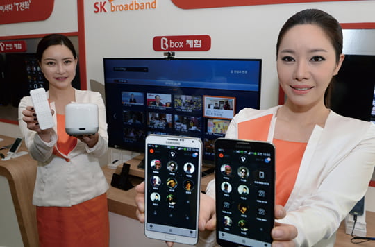 SK텔레콤은 23일서울 을지로 사옥에서 세계 최초로 선보이는 All-IP 기반 플랫폼 'T전화'와 스마트홈 기능이 탑재된 홈 HUB기기 'B box'를 선보였다.
강은구기자 egkang@hankyung.com
2014.1.23     