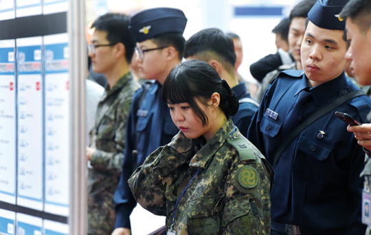 국방부, 고용노동부, 국가보훈처, 중소기업청, 중소기업중앙회,전국경제인연합회, 대한상공회의소, 한국무역협회가 공동으로 17일 경기도 고양시 일산 킨텍스에서 개최한 '2014 전역예정장병 일자리 박람회'
강은구기자 egkang@hankyung.com
2014.4.17     