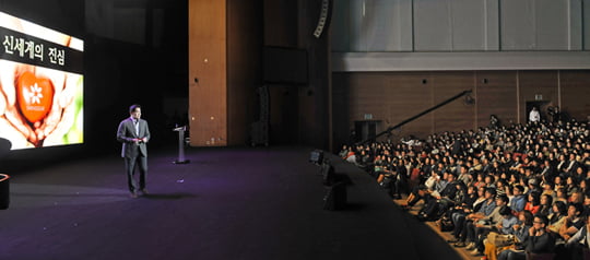 [스페셜 리포트_신세계 인문학 콘서트 ‘지식향연’] 정용진 부회장, 인문학으로 대학생과 소통하다