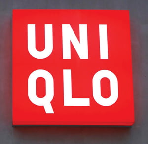 <YONHAP PHOTO-1947> People walk past a discount Uniqlo clothing chain store in Tokyo in this October 12, 2010 file photo. When clothing chain Uniqlo's cash registers at a flagship store in a posh South Korean location rang up $1.2 million on the opening day in early November 2011, it was a record for the country's fashion industry and a testimony to the Japanese retailer's success overseas. Such splashy debuts, replicated in upscale shopping areas from Shanghai to Bangkok, are hallmarks of Uniqlo parent Fast Retailing Co's bold plan to expand in Asia and break beyond a stagnant home market to become the world's largest clothing retailer. Picture taken October 12, 2010. To match Analysis FASTRETAILING/  REUTERS/Kim Kyung-Hoon/Files (JAPAN - Tags: BUSINESS FASHION)/2011-11-22 19:07:32/
<????沅??? ?? 1980-2011 ???고?⑸?댁?? 臾대? ??? ?щ같? 湲?吏?.>