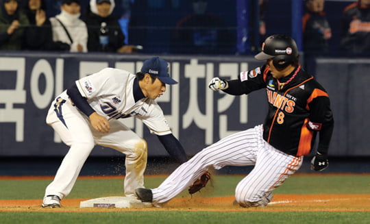 <YONHAP PHOTO-1950> 한발 늦었어

    (창원=연합뉴스) 최병길 기자 = 2일 오후 창원 마산야구장에서 열린 프로야구 NC와 롯데전.9회초 무사 2루에서 롯데 문규현이 번트를 치자 2루 주자 전준우가 3루에서 태그아웃되고 있다.2013.4.2

    choi21@yna.co.kr/2013-04-02 21:43:40/
<저작권자 ⓒ 1980-2013 ㈜연합뉴스. 무단 전재 재배포 금지.>