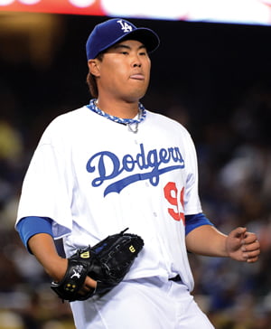 <YONHAP PHOTO-0843> LOS ANGELES, CA - APRIL 02: Hyun-Jin Ryu #99 of the Los Angeles Dodgers reacts to the groundball out of Brandon Crawford #35 of the San Francisco Giants during the seventh inning at Dodger Stadium on April 2, 2013 in Los Angeles, California.   Harry How/Getty Images/AFP== FOR NEWSPAPERS, INTERNET, TELCOS & TELEVISION USE ONLY ==../2013-04-03 14:36:28/
<저작권자 ⓒ 1980-2013 ㈜연합뉴스. 무단 전재 재배포 금지.>