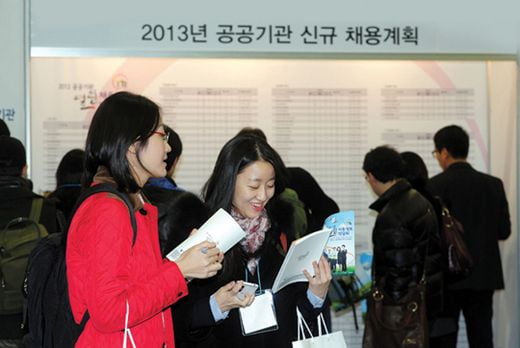 23일 오전 서울 강남구 일원동 SETEC에서 열린 '2012 공공기관 열린 채용정보 박람회'에서 참가자들이 전시장을 가득 메우고 있다.
/허문찬기자  sweat@  20121123  