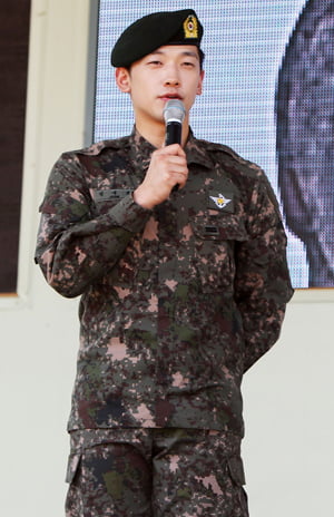 <YONHAP PHOTO-0629> `열애설' 가수 비, 복무규율 위반..軍, 징계위 회부

    (서울=연합뉴스) 국방부는 3일 군 복무 중인 가수 비(본명 정지훈ㆍ31)가 배우 김태희씨와 만나는 과정에서 군인복무규율을 위반해 징계위원회에 회부할 예정이라고 밝혔다. 

    김민석 국방부 대변인은 이날 정례브리핑에서 "정지훈 상병이 출타한 것은 공무출타로 (신곡을) 연습하기 위해 나간 것인데 돌아오는 과정에서 사적인 접촉이 있었던 것은 사실이고 사적인 접촉은 규정 위반으로 볼 수 있다"고 밝혔다. 

    그는 징계 수위와 관련해서는 "영창은 아닐 것 같다"며 외출ㆍ외박ㆍ휴가 제한 등 영창처분 이하의 징계가 내려질 것임을 시사했다.

    사진은 지난 해 5월 8일 오후 경기도 의정부시 용현동 제306보충대에서 열린 현역병 입영문화제에서 인사하는 비(본명 정지훈)의 모습. 2013.1.3 << 연합뉴스 DB >>

    photo@yna.co.kr/2013-01-03 13:37:49/
<저작권자 ⓒ 1980-2013 ㈜연합뉴스. 무단 전재 재배포 금지.>