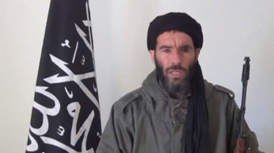 <YONHAP PHOTO-0646> Mokhtar Belmokhtar, identified by the Algerian interior ministry as the leader of a militant Islamic group, is pictured in a screen capture from an undated video distributed by the Belmokhtar Brigade obtained by Reuters January 16, 2013. Belmokhtar, an Algerian who fought against Soviet forces in Afghanistan in the 1980's, has claimed responsibility for the January 16 kidnapping of up to 41 foreigners at an Algerian gas field, according to media reports. REUTERS/Belmokhtar Brigade/Handout   (ALGERIA - Tags: POLITICS CRIME LAW TPX IMAGES OF THE DAY) NO SALES. NO ARCHIVES. ATTENTION EDITORS - THIS PICTURE WAS PROVIDED BY A THIRD PARTY. REUTERS IS UNABLE TO INDEPENDENTLY VERIFY THE AUTHENTICITY, CONTENT, LOCATION OR DATE OF THIS IMAGE. FOR  EDITORIAL USE ONLY. NOT FOR SALE FOR MARKETING OR ADVERTISING CAMPAIGNS. THIS PICTURE IS DISTRIBUTED EXACTLY AS RECEIVED BY REUTERS, AS A SERVICE TO CLIENTS/2013-01-17 09:37:39/
<저작권자 ⓒ 1980-2013 ㈜연합뉴스. 무단 전재 재배포 금지.>