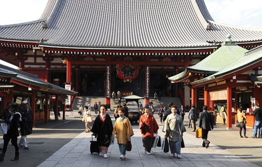 <YONHAP PHOTO-0609> (110420) -- TOKYO, April 20, 2011 (Xinhua) -- Tourists walk in Senso-ji Temple in Tokyo, Japan, April 20, 2011. The plunge in foreign tourist numbers to Japan following a string of natural calamities and a nuclear crisis has put the key industry in a tough situation, particularly with crucial Asian markets, its tourism agency head said on Wednesday. The number of foreign visitors fell by half in March compared with that of last year. (Xinhua/Ji Chunpeng) (lmz)/2011-04-21 08:06:02/
<저작권자 ⓒ 1980-2011 ㈜연합뉴스. 무단 전재 재배포 금지.>