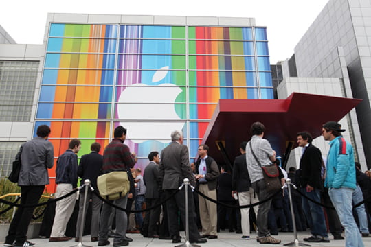 <YONHAP PHOTO-0416> Journalists and attendees line up outside of Yerba Buena Center for the Arts in San Francisco to attend Apple's special media event to introduce the iPhone 5 on September 12, 2012 in California. AFP PHOTO/Kimihiro Hoshino../2012-09-13 07:17:02/
<저작권자 ⓒ 1980-2012 ㈜연합뉴스. 무단 전재 재배포 금지.>