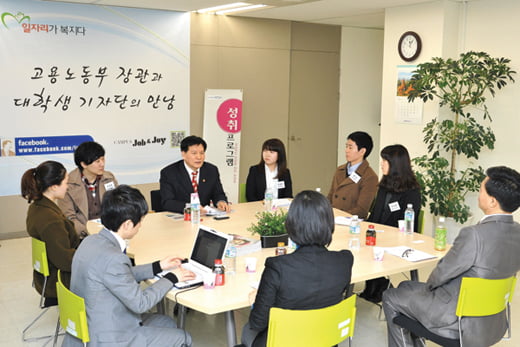 이채필 고용노동부 장관-대학생 기자단과의 만남



서범세 기자 joycine@hankyung.com



