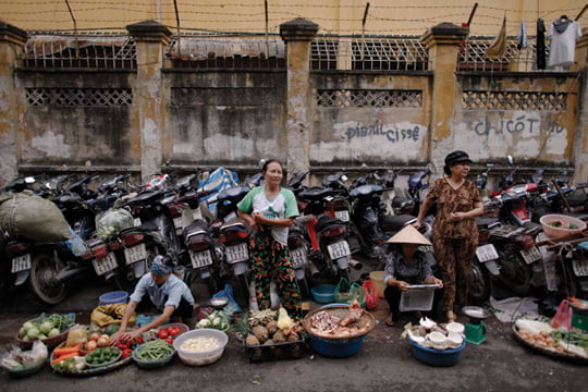<YONHAP PHOTO-1445> Street vendors offer food in the old quarter of Hanoi October 26, 2010. Hanoi, Vietnam's capital that marks 1000 years of its establishment this October, hosts the leaders from the 10 ASEAN states plus China, Japan, India, South Korea, Australia, New Zealand and others for the ASEAN summit this week.   REUTERS/Damir Sagolj (VIETNAM - Tags: SOCIETY FOOD)/2010-10-26 17:03:59/
<저작권자 ⓒ 1980-2010 ㈜연합뉴스. 무단 전재 재배포 금지.>