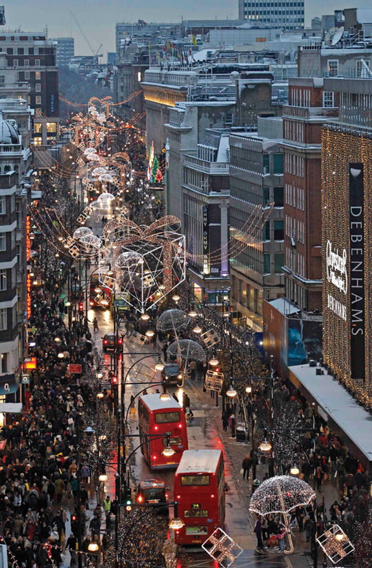 <YONHAP PHOTO-0535> Shoppers walk along Oxford Street, in central London December 18, 2010. Some shoppers, hoping to avoid the treacherous conditions by purchasing presents online, faced disappointment after it was reported items were stockpiled in warehouses, with companies unable to deliver by road or rail.   REUTERS/Luke MacGregor (Britain - Tags: BUSINESS SOCIETY)/2010-12-19 05:58:32/
<저작권자 ⓒ 1980-2010 ㈜연합뉴스. 무단 전재 재배포 금지.>