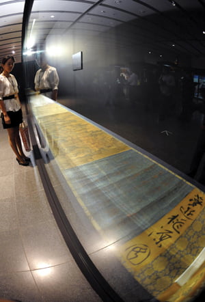 국립중앙박물관은 ‘한국 박물관 개관 100주년 기념 특별전-여민해락’ 개막을 하루 앞둔 28일 몽유도원도를 언론에 공개했다. 
/허문찬기자  sweat@  20090928  