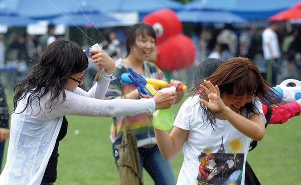 대학 축제들이 한창인 가운데 12일 서울대축제에서 학생들이 물총놀이를 하고 있다.
/허문찬기자  sweat@  20090511  