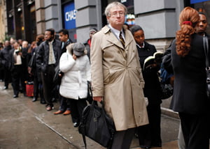 <YONHAP PHOTO-0214> Eric Lipps, 52, waits in line to enter the NYCHires Job Fair in New York December 9, 2009. While the jobless rate has edged down, high unemployment rate remains a political headache for President Barack Obama and fellow Democrats, who are worried they will lose seats in Congress in next November's elections if faster recovery is not faster. REUTERS/Shannon Stapleton (UNITED STATES BUSINESS EMPLOYMENT POLITICS IMAGES OF THE DAY)/2009-12-10 05:47:34/
<저작권자 ⓒ 1980-2009 ㈜연합뉴스. 무단 전재 재배포 금지.>