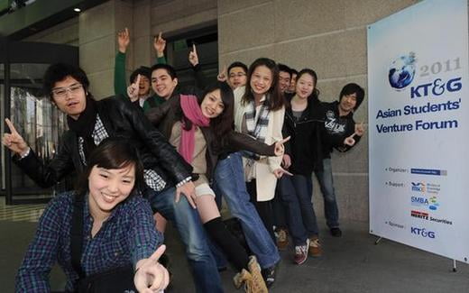 '2011 아시아대학생 창업교류전'에 참가한 각 국 대학생들이 4일 베이징에서 조별 미션 수행에 앞서 포즈를 취하고 있다./신경훈 기자 nicerpeter@..