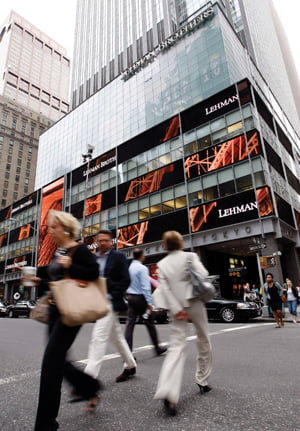 <YONHAP PHOTO-1464> People walk past the Lehman Brothers headquarters in New York September 16, 2008. Central banks pumped emergency funds into world financial markets for a second day on Tuesday in an increasingly fraught effort to contain the fallout from the crisis sweeping Wall Street's biggest firms.     REUTERS/Chip East  (UNITED STATES)/2008-09-16 23:46:48/
<저작권자 ⓒ 1980-2008 ㈜연합뉴스. 무단 전재 재배포 금지.>