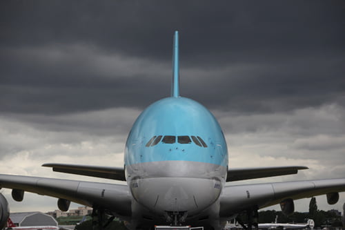 <YONHAP PHOTO-0418> An Airbus A380 aircraft, operated by Korean Air, stands on display at the Paris Air Show in Paris, France, on Monday, June 20, 2011. The 49th International Paris Air Show, the world's largest aviation and space industry show, takes place at Le Bourget airport June 20-26. Photographer: Chris Ratcliffe/Bloomberg/2011-06-21 08:13:47/
<저작권자 ⓒ 1980-2011 ㈜연합뉴스. 무단 전재 재배포 금지.>
