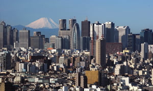 <YONHAP PHOTO-0842> Japan's highest mountain Mt. Fuji is seen in the background between skyscrapers in Tokyo's Shinjuku area January 4, 2011 on the first business day after the New Year's Day holidays. Japan's Prime Minister Naoto Kan during his first speech since the New Year holidays on January 4 vowed to step up his push for the country to join a trans-Pacific free trade pact, despite vehement opposition from farmers fearing cheaper imports.    AFP PHOTO / KAZUHIRO NOGI
/2011-01-04 15:16:49/
<저작권자 ⓒ 1980-2011 ㈜연합뉴스. 무단 전재 재배포 금지.>