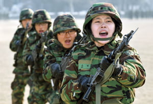 숙명여대 등 전국 7개 대학에서 선발된 60명의 여성 학군사관후보생(ROTC)들이19일 경기도 성남시 창곡동 학생중앙군사학교에서  남성 후보생들과 함께 총검술 훈련을 받고 있다.
/강은구기자 egkang@hankyung.com  2011.1.19    