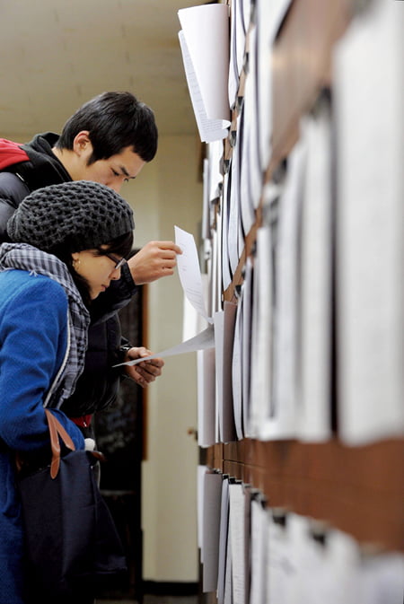 심각한 취업난 속에 19일 서울 시내 한 대학교에서에서 학생들이 취업게시판을 살펴보고 있다.

/허문찬 기자  sweat@  20081119  