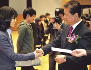 [내 학비는 내 손으로!] 학교가 가르쳐주지 않는 '교외 장학금' 수두룩