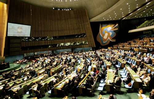 Members attend the opening of the United Nations General Assembly's 61st session 12 September, 2006 in New York City. Over 120 goverment representivies are expected to attend the meeting.  Chris Hondros/Getty Images/AFP =FOR NEWSPAPERS, INTERNET, TELCOS AND TELEVISION USE ONLY

