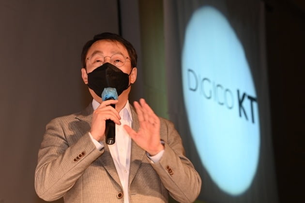 구현모 KT 대표가 23일 오전 서울 종로구 광화문 KT스퀘어에서 KT그룹 미디어컨텐츠 사업전략에 대해 발표하고 있다. 