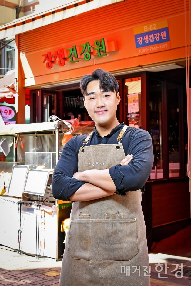 서정현 바텐더가 장생건강원 앞에서 포즈를 취하고 있다. 사진=서범세 기자