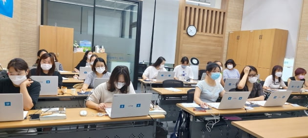 여성새일센터에서 교육받고 있는 훈련생들.사진=의왕시청