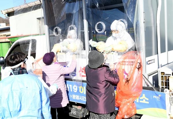 [톡톡 지방자치] '교통 소외지역·산업단지' 찾는 파주시 이동형 선별검사소