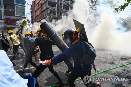 아웅산 수치 추가 기소…유혈참사 불구 양곤 등서 또 규탄시위(종합)