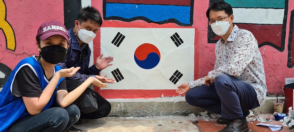 "인도네시아 태극기 벽화 오류"…韓문화원, 삼일절 맞아 수정