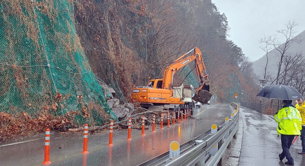 진부령 31cm 폭설…산간도로 통제되고 곳곳에서 '쿵쿵'